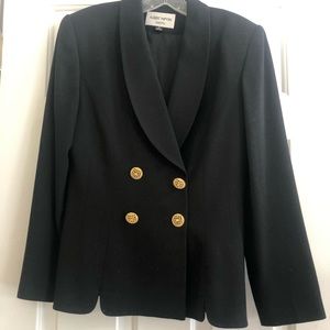 Beautiful vintage Albert Nipon crepe blazer.